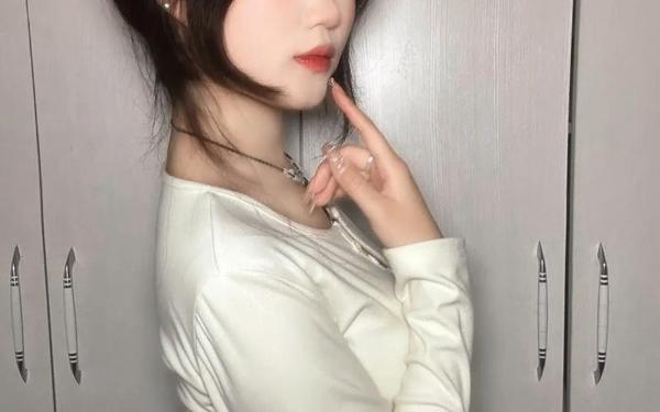 av网站久久纯欲反差婊、一组反差婊的对比照