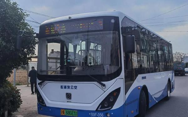 啊公交车坐最后一排被C,上海S1C公交车
