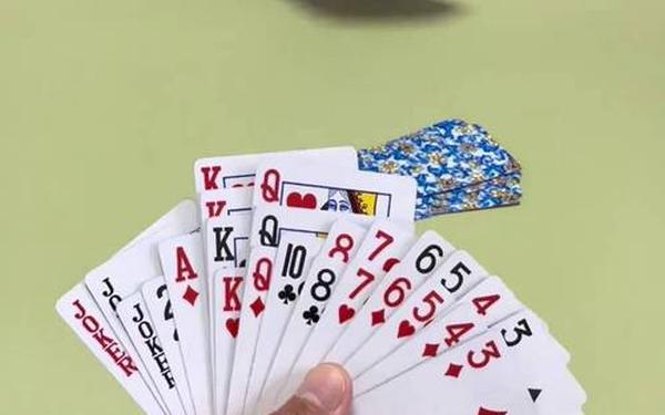 打扑克游戏视频4人(四个人扑克牌游戏)