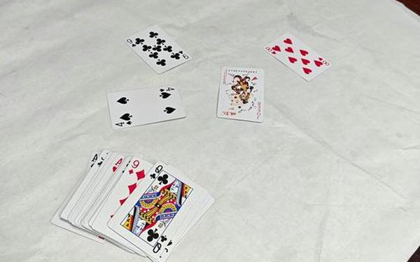 关于打扑克的视频光、视频扑克
