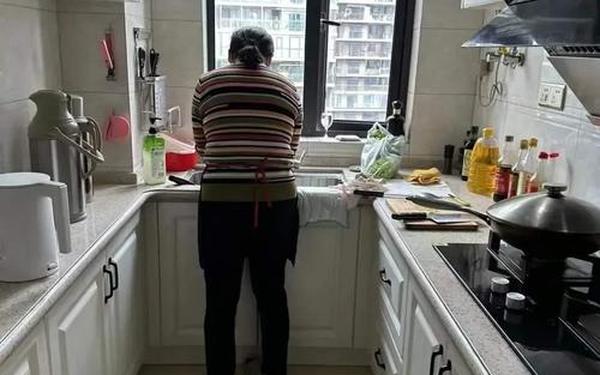 办公室里双飞燕最经典的三个角色 中午妈妈在厨房做饭是什么意思