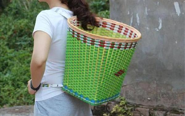 53岁大妈山坡做皮肉生意的原因、五十多岁的女人还能创业吗