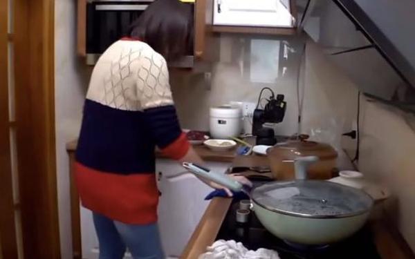 办公室里双飞燕最经典的三个角色 中午妈妈在厨房做饭是什么意思