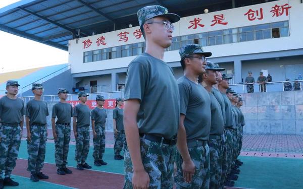 教官你好大轻点视频,大一军训教官是学长