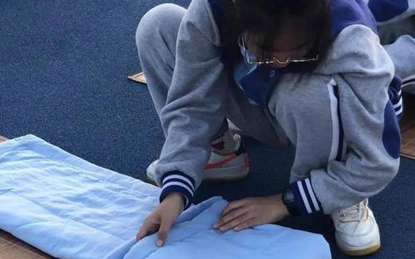打扑克全过程不盖被子视频教程;叠被子视频技巧视频