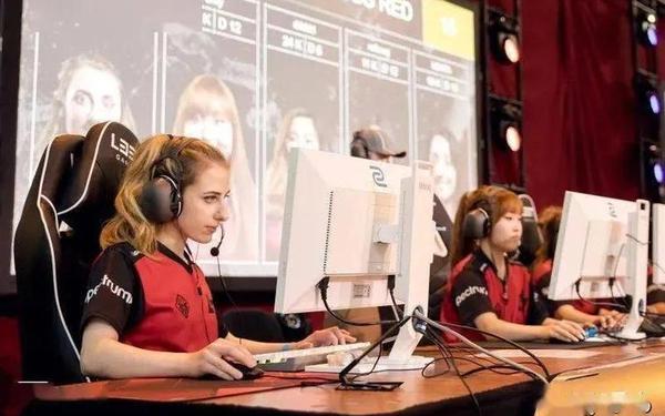 暴躁老外玩minecraft中国-十九岁暴躁少女CSGO