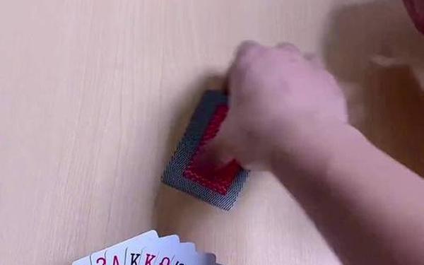 二人打扑克的视频-板子炮扑克牌下载安装